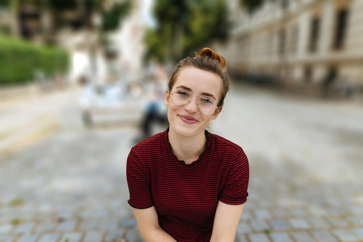 Portrett med uskarp bakgrunn